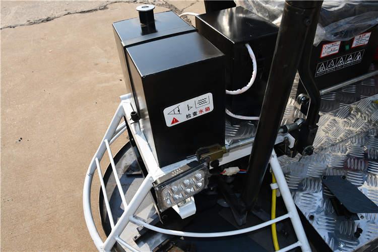 其加強型的變速箱和離合器大大提高了機器的可靠性，使得操作簡單，快速